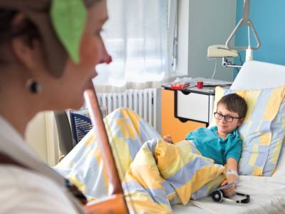 Dr. Didou besucht einen Jungen im Spital von Delémont. Foto: Pierre-Yves Massot