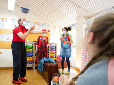 Tripp Trapp jongliert seinen Hut im Rahmen eines Besuchs als «Kleines Orchester der Sinne» im medizinisch-pädagogischen Zentrum La Castalie in Monthey.