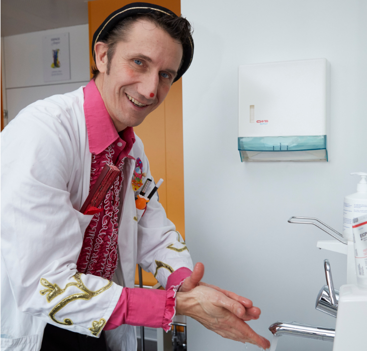 Comme tous ses collègues drs Rêves, dr Chapeau suit scrupuleusement les directives des hôpitaux en matière d'hygiène des mains.