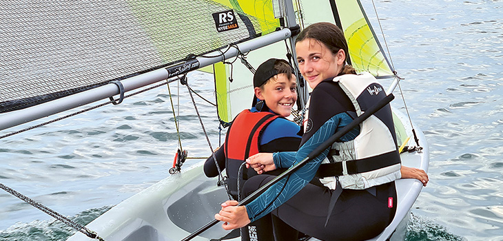 Chloé und ihr Bruder Loïc wollen ihr Glück teilen und segelten daher 24 Stunden auf dem Neuenburgersee für einen guten Zweck.