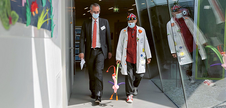 Philippe Notter fühlte sich geehrt, dass er Dr. Hatschi (und dessen Huhn Belle) im Spitalzentrum Biel begleiten durfte.