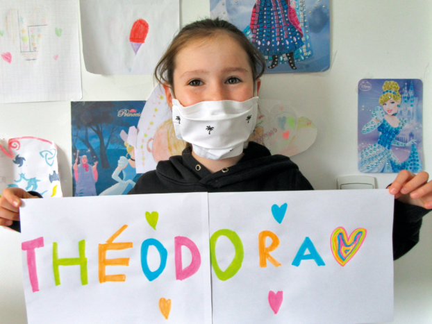 Olivia und ihr Mann haben während der Pandemie Baumwollmasken für Theodora hergestellt.