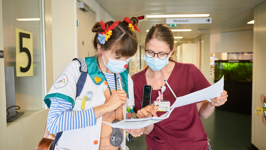 Dre Lilu et l’infirmière, Céline Métry, consultent la liste des petits patients et des précautions à observer durant les visites.