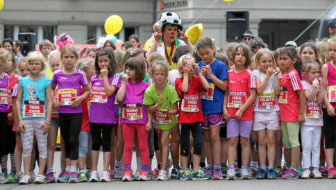 Dr. Gili Gili und die Mädchen kurz vor dem Start des Schweizer Frauenlaufs Bern