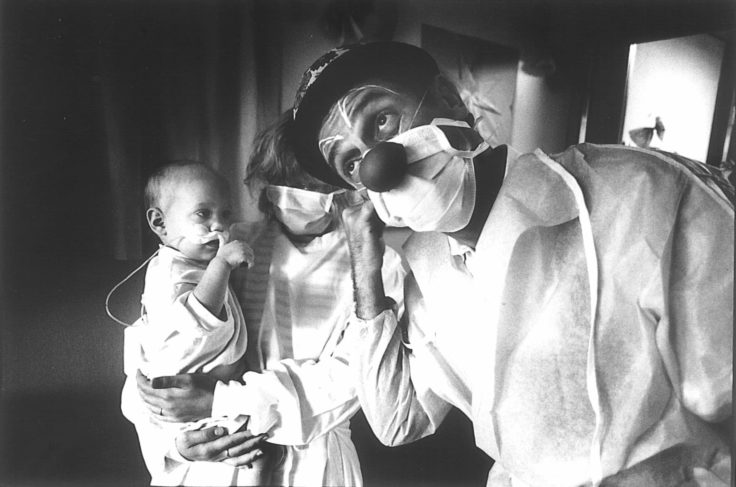 Historisches Bild aus dem CHUV von einem Traumdoktor mit einem Baby.