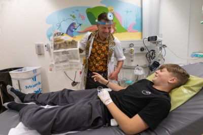 Dr Leberwurst plaisante avec un adolescent à la clinique pédiatrique de l’Hôpital Universitaire de l’Île à Berne.